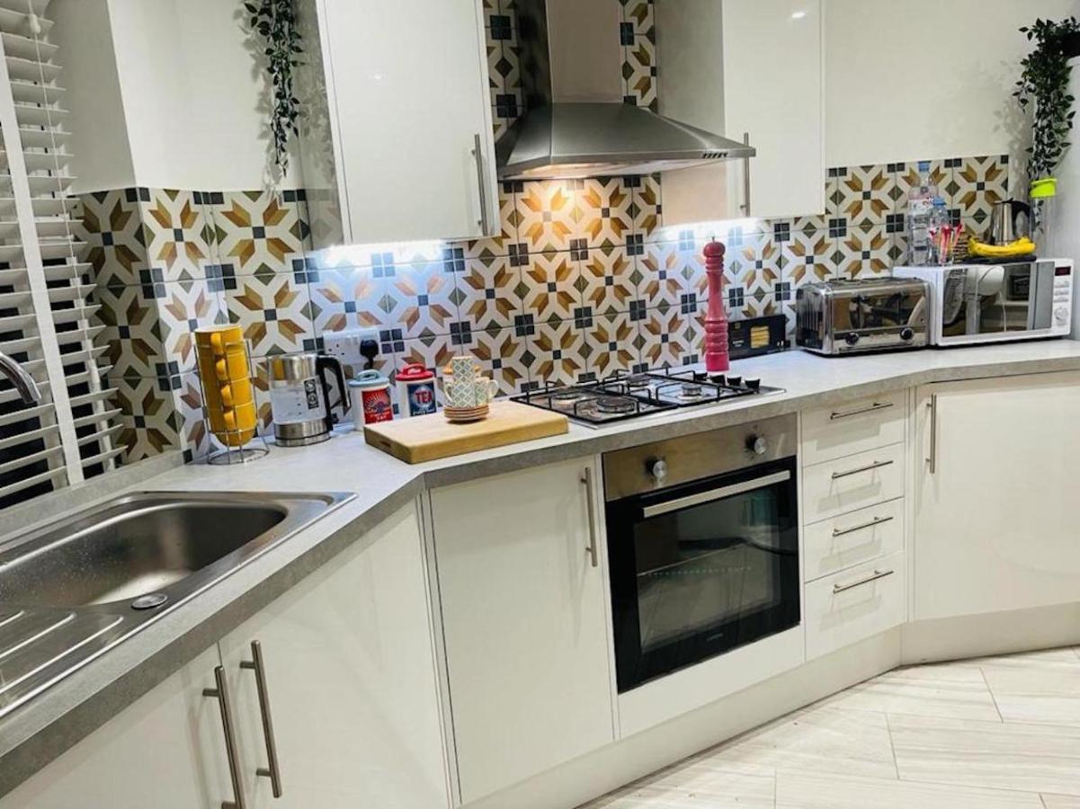 Bagshot Pennyhill Camberley Ascot Luxury 2 Beds 1 Bath Sleeps 4 Pets Ok Permit Parking公寓 外观 照片