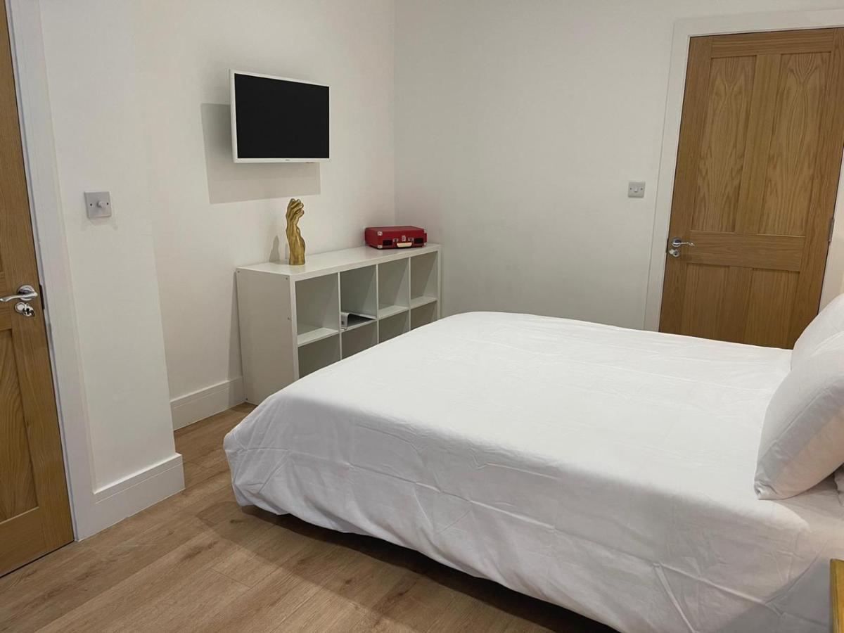 Bagshot Pennyhill Camberley Ascot Luxury 2 Beds 1 Bath Sleeps 4 Pets Ok Permit Parking公寓 外观 照片