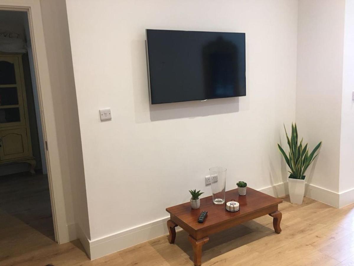 Bagshot Pennyhill Camberley Ascot Luxury 2 Beds 1 Bath Sleeps 4 Pets Ok Permit Parking公寓 外观 照片