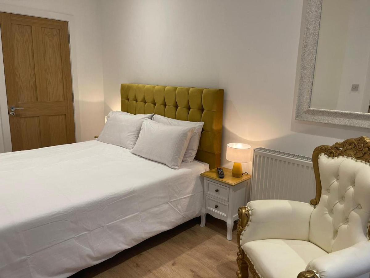 Bagshot Pennyhill Camberley Ascot Luxury 2 Beds 1 Bath Sleeps 4 Pets Ok Permit Parking公寓 外观 照片