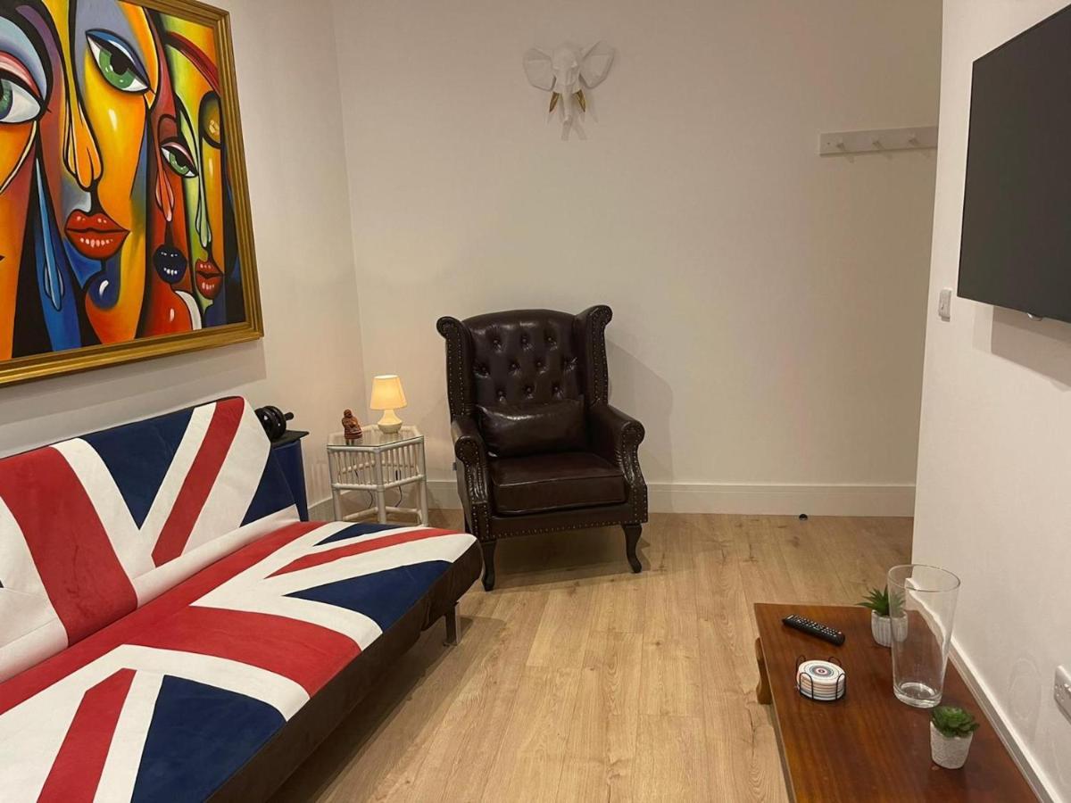 Bagshot Pennyhill Camberley Ascot Luxury 2 Beds 1 Bath Sleeps 4 Pets Ok Permit Parking公寓 外观 照片