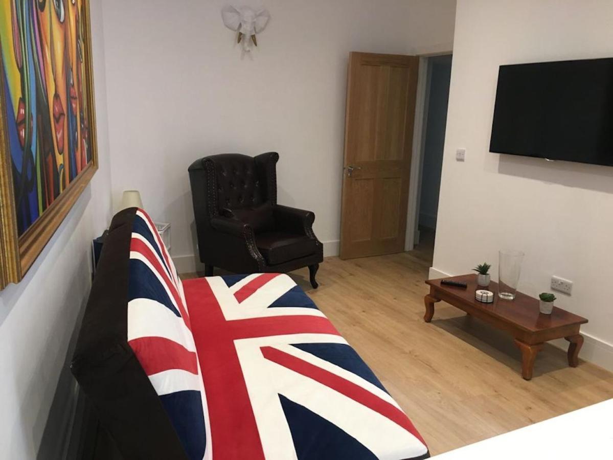 Bagshot Pennyhill Camberley Ascot Luxury 2 Beds 1 Bath Sleeps 4 Pets Ok Permit Parking公寓 外观 照片