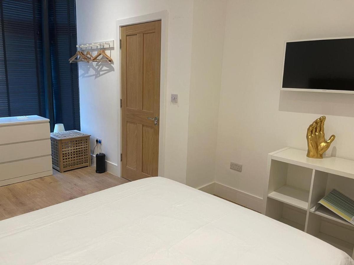 Bagshot Pennyhill Camberley Ascot Luxury 2 Beds 1 Bath Sleeps 4 Pets Ok Permit Parking公寓 外观 照片